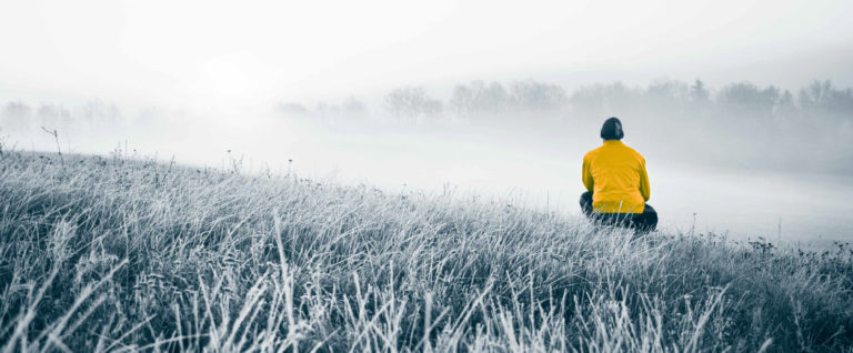 bgimg3 Foto av en åker i frost. Til høyre for bildet, omtrent i midten dybdemessig, sitter enmann på huk og ser videre inn i bildet. Han ser på en tåkebelagt åker og en skoglinje i det fjerne. Fotoet er i blågrå toner. Unntaket er jakken til mannen, som er i en sterk guloransje farge.