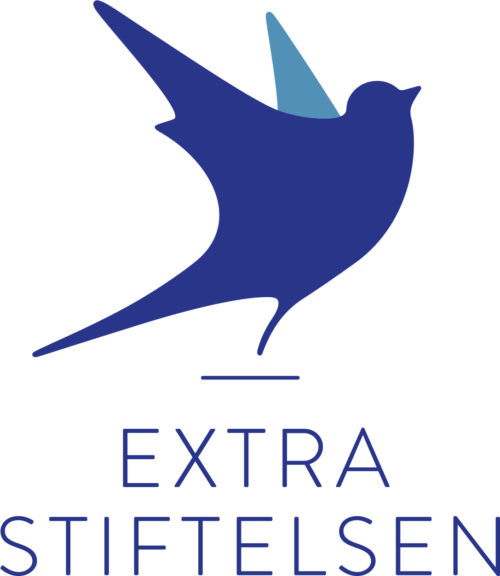 Grafikk/illustrasjon: En blå fugl i profil som er i ferd med å lette fra bakken. Under fuglen står det "Extrastiftelsen" i blå skrift.