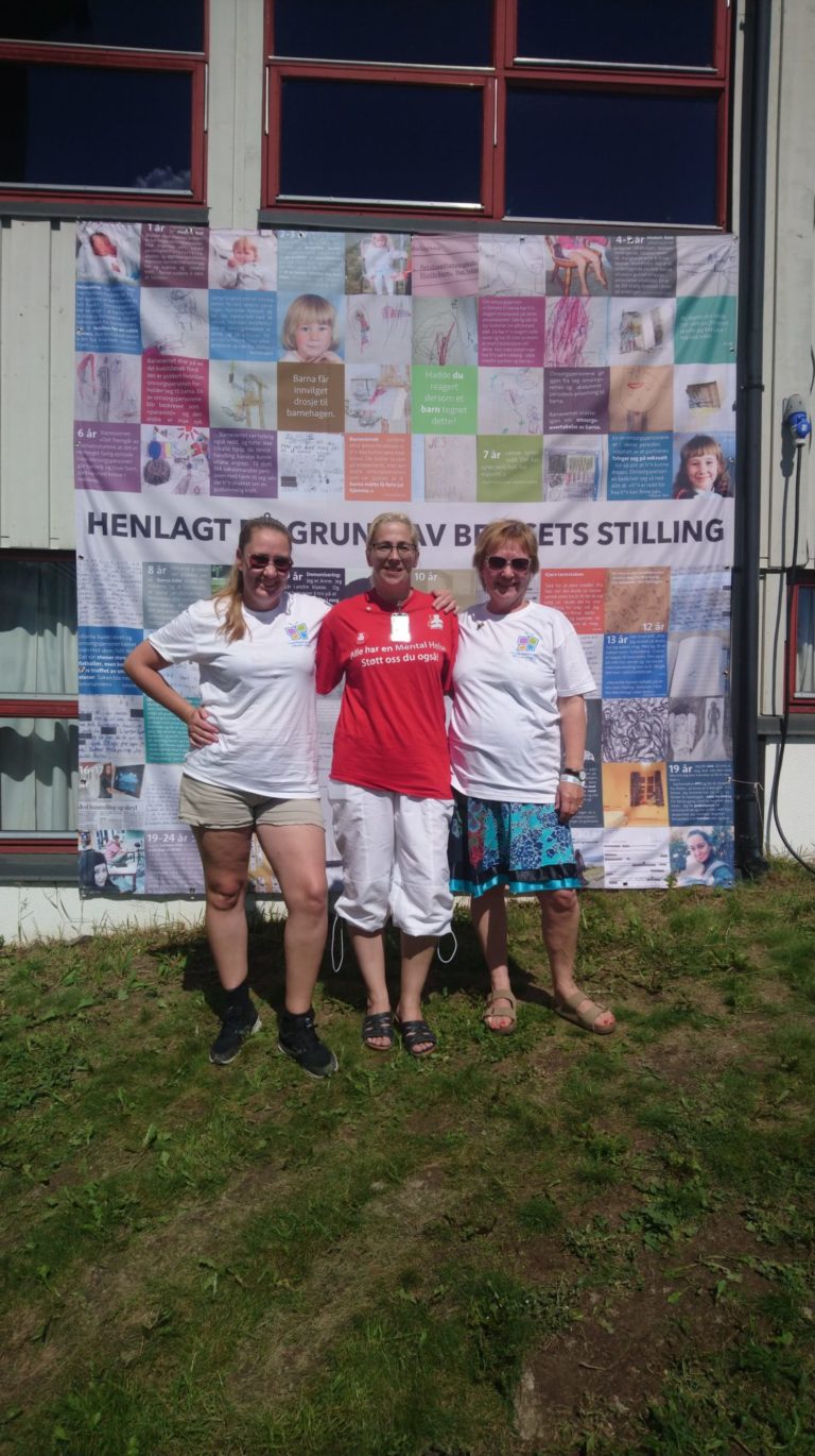 64565423_873670939668794_5157284183713775616_n Samlet foran utstillingen "Henlagt": Styreleder i LMSO, Hylja Häninger. Hanne Bergum, styremedlem i Mental Helse Nord-Odal. Wenche Fjeld, styremedlem i LMSO.