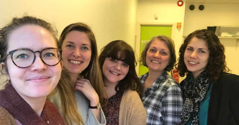 prosjektgruppe fremhevet bilde Foto av fem kvinner som ser inn i kamera og smiler.