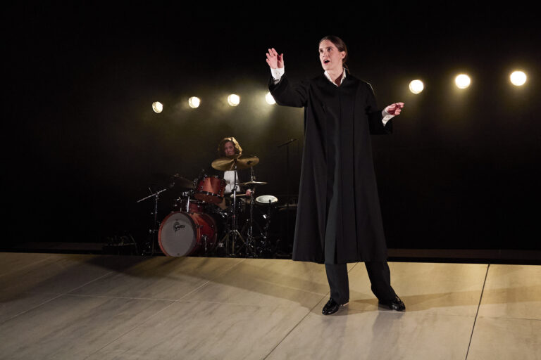 Prima_Facie_RT_10561_Foto_Birgit_Solhaug Skuespiller Maria Kristine Hildonen står på scenen. Foto: Birgit Solhaug