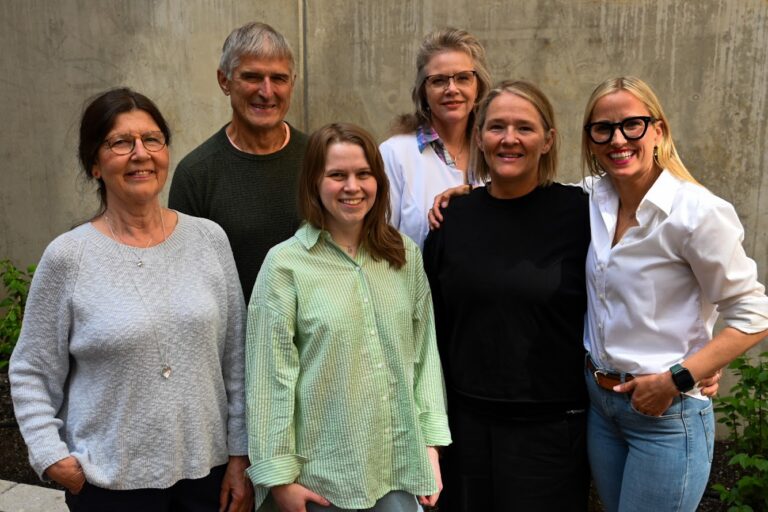 KLARE FOR STYREMØTE: F.v. May Bente Hagen, John Tore Eid, Fride Eide, regionsansvarlig i Midt-Norge, Janne Åsbø Johnsen, frivillig i Ressursbanken, Sissel Nervik Fløttum, leder for Ressursbanken, Line Kolstad Rødseth, generalsekretær i LMSO. (Foto: Anne Marie Huck)