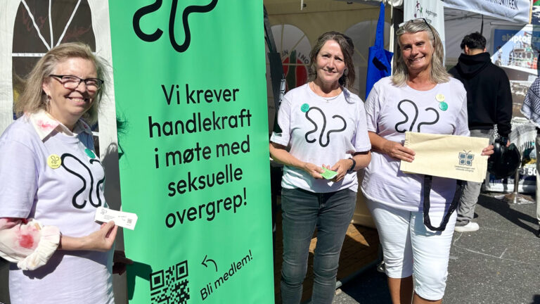 IMG_1202 kopi ENGASJERTE FRIVILLIGE: LMSO er heldige med engasjerte frivillige på stand på Arendalsuka. F.v Vårin Sørmeland, Tone Eidsør og Anne G. Stokke. (Foto: Marte Nordahl)