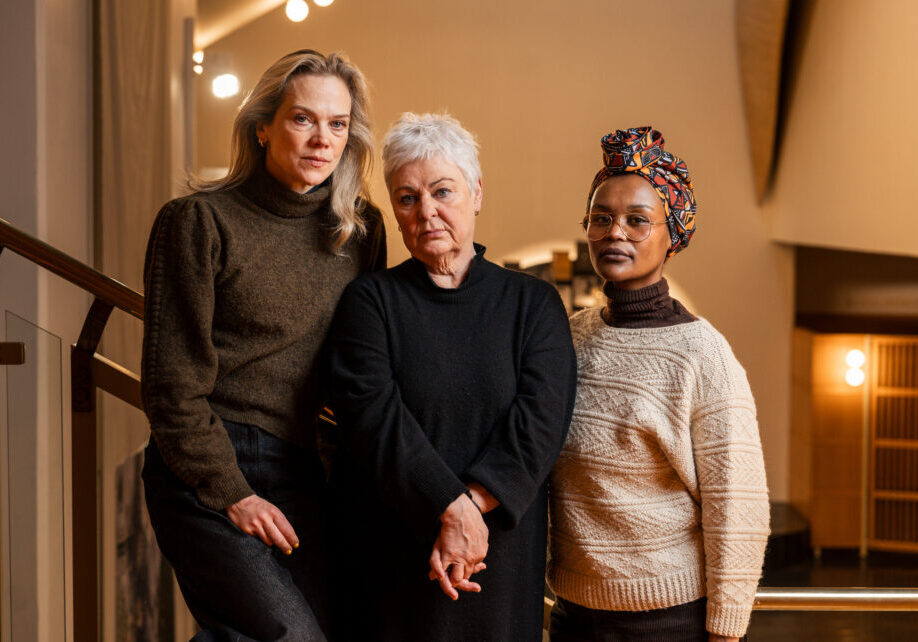Ane_Dahl_Torp-Ellen_Horn-Jae_Nyamburah-credit_Ole_Herman_Andersen-pelicot_rettssaken-festspillene_bergen-det_norske_teatret-festival-norge-norway-2026_3_cwrrbc