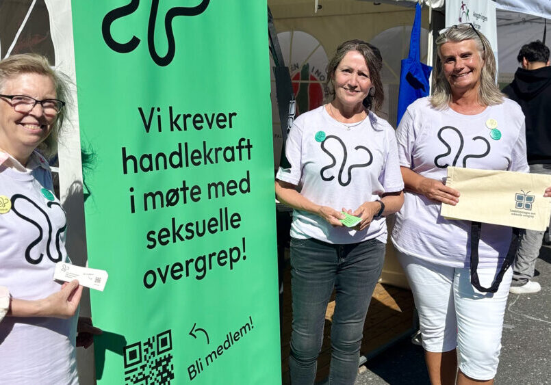 ENGASJERTE FRIVILLIGE: LMSO er heldige med engasjerte frivillige på stand på Arendalsuka. F.v Vårin Sørmeland, Tone Eidsør og Anne G. Stokke. (Foto: Marte Nordahl)