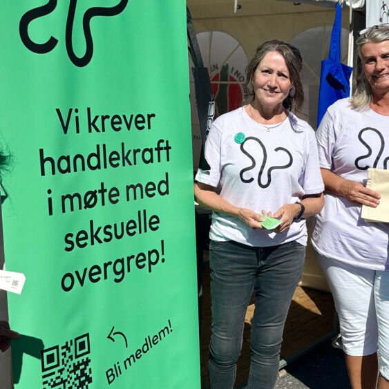 ENGASJERTE FRIVILLIGE: LMSO er heldige med engasjerte frivillige på stand på Arendalsuka. F.v Vårin Sørmeland, Tone Eidsør og Anne G. Stokke. (Foto: Marte Nordahl)