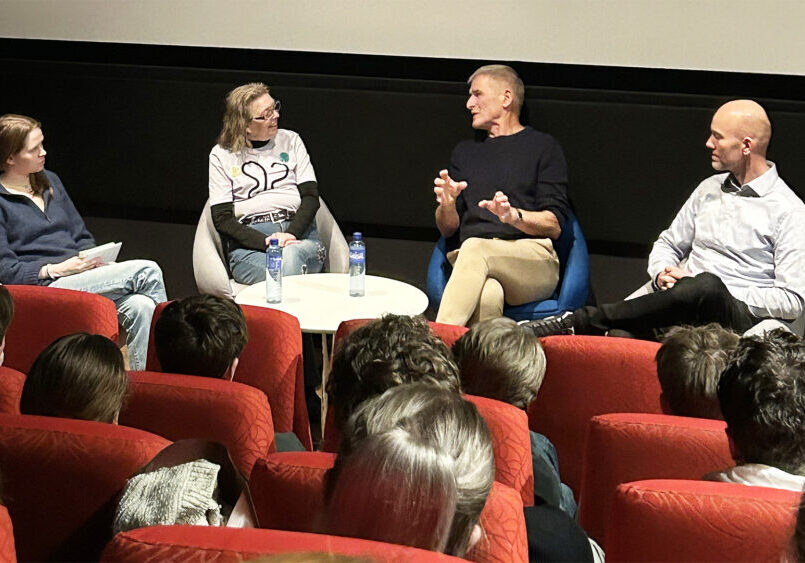 STORT ENGASJEMENT: Publikum deltok aktivt og viste stort engasjement både under og etter panelsamtalen.F.v.: Fride Eide (ordstyrer), Vårin Sørmeland og John-Tore Eid – alle frivillige i LMSO – sammen med Odd Sverre Pedersen, nestleder i Utsattmann. (Foto: Sissel Nervik Fløttum)