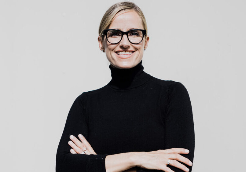 Hva er seksuelle overgrep?
Seksuelle overgrep er et samlebegrep for ulike seksuelle krenkelser. Det omfatter enhver seksuell handling utført mot en person som ikke gir, eller ikke er i stand til å gi, samtykke, og som medfører ubehag, smerte, frykt eller opplevelse av krenkelse.
Illustrasjon: Liv Ragnhild Kjellman
Alle kan bli rammet av seksuelle overgrep, uavhengig av kjønn, alder eller funksjonsnivå. Både fysiske og digitale seksuelle overgrep er ulovlige og omfattes av straffeloven. Uavhengig av alvorlighetsgrad er seksuelle overgrep en kriminell handling.

Norsk strafferett deler seksuelle overgrep inn i tre hovedkategorier

Seksuell krenkende atferd
Det er ofte en kort vei fra seksuelle krenkelser til overgrep. Manglende kunnskap, normalisering eller ukultur i et miljø kan skape aksept for grenseoverskridende atferd, og gjøre det vanskelig for utsatte å si ifra.

Seksuelle krenkelser er  handlinger, ytringer eller situasjoner med seksuelt innhold som oppleves uønsket, ubehagelig, invaderende eller krenkende. Det kan være alt fra kommentarer, blikk og digital kommunikasjon, til fysisk nærhet, deling av seksualiserte bilder eller press om seksuelle handlinger. Krenkelser kan skje i alle miljøer – på skoler, universitet, fritidsarenaer, i idretten, på nettet, i vennegjenger, i familien og på arbeidsplasser.

Seksuell atferd
Inkluderer blotting, masturbasjon, eksponering for pornografisk materiale og deling av bilder eller filmer av barn under 16 år uten samtykke.

Seksuell handling
Innebærer kroppslig kontakt, hovedsakelig berøring av bryster og kjønnsorganer.
Seksuell omgang: Omfatter samleie, samleielignende handlinger eller dersom overgriperen masturberer foran offeret. Samleie med barn under 14 år defineres som voldtekt.

I tillegg finnes spesifikke lovbestemmelser, som "grooming"-paragrafen, som beskytter barn mot seksuell utnyttelse på nett.(Foto: William Karlsen)