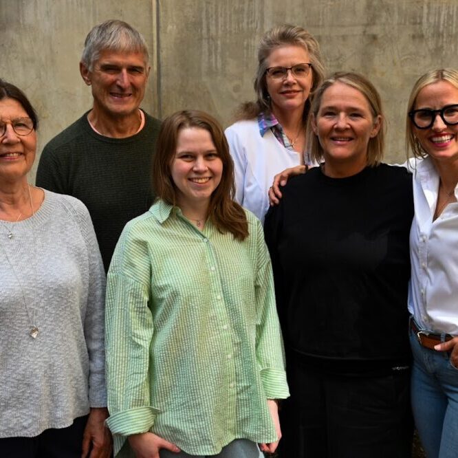 KLARE FOR STYREMØTE: F.v. May Bente Hagen, John Tore Eid, Fride Eide, regionsansvarlig i Midt-Norge, Janne Åsbø Johnsen, frivillig i Ressursbanken, Sissel Nervik Fløttum, leder for Ressursbanken, Line Kolstad Rødseth, generalsekretær i LMSO. (Foto: Anne Marie Huck)